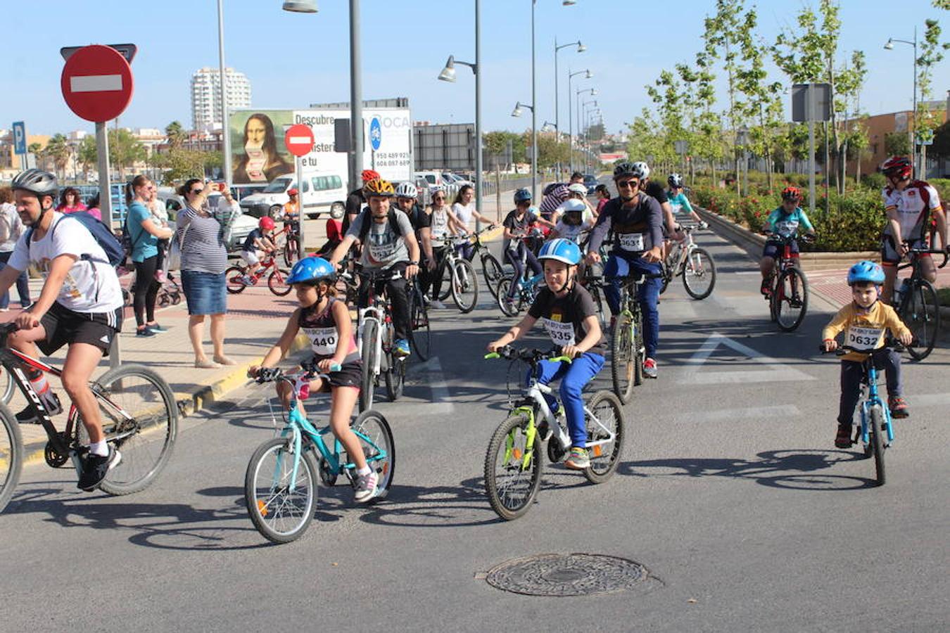 Cerca de un millar de personas participaron en la tarde de ayer en el Día de la Bicicleta del núcleo de El Ejido. Un evento que volvió a subir sobre las dos ruedas a abuelos, padres y nietos para disfrutar de una jornada de ocio y deporte en familia.