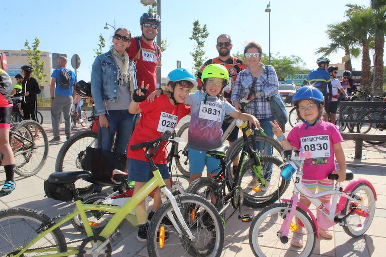 Cerca de un millar de personas participaron en la tarde de ayer en el Día de la Bicicleta del núcleo de El Ejido. Un evento que volvió a subir sobre las dos ruedas a abuelos, padres y nietos para disfrutar de una jornada de ocio y deporte en familia.