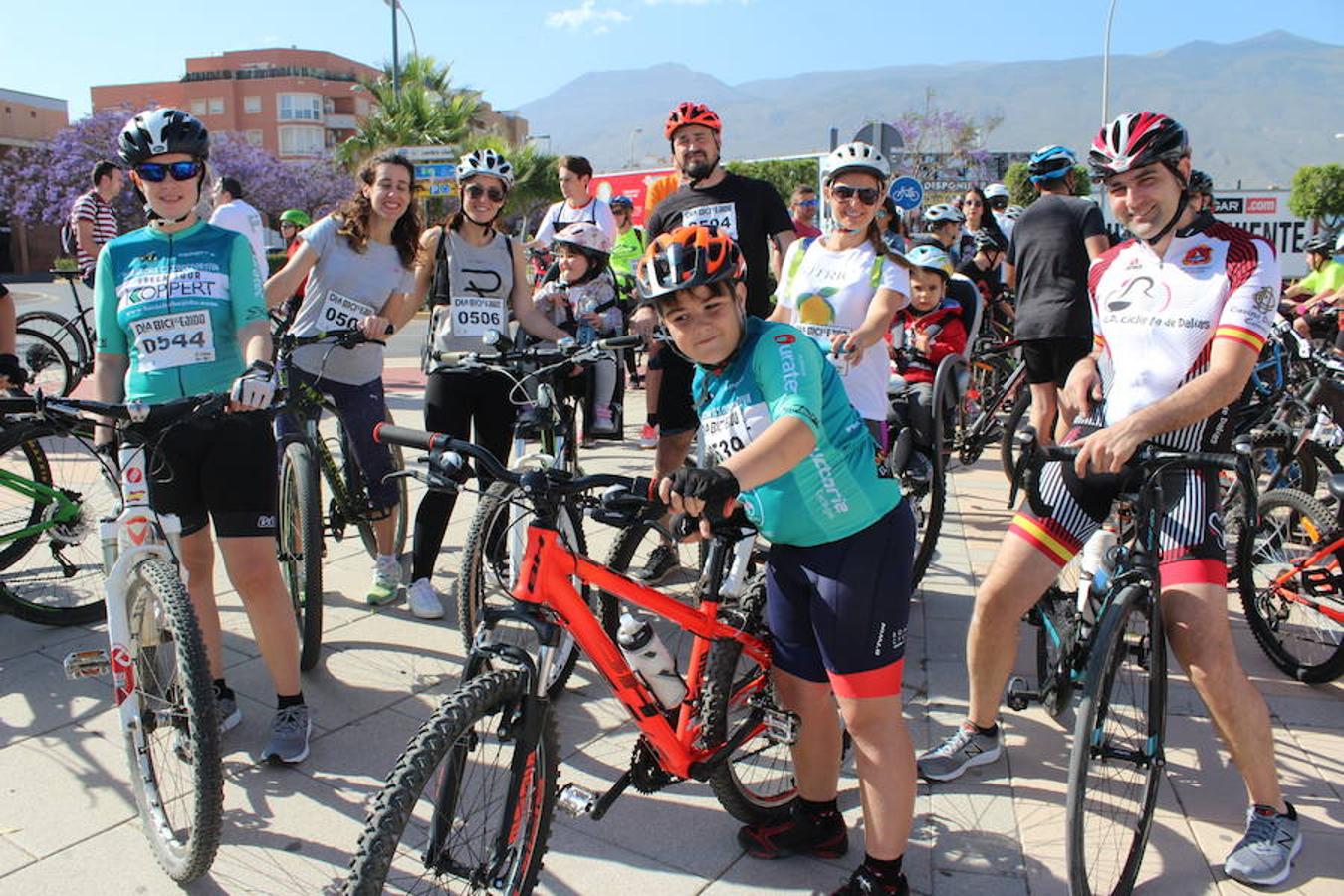 Cerca de un millar de personas participaron en la tarde de ayer en el Día de la Bicicleta del núcleo de El Ejido. Un evento que volvió a subir sobre las dos ruedas a abuelos, padres y nietos para disfrutar de una jornada de ocio y deporte en familia.
