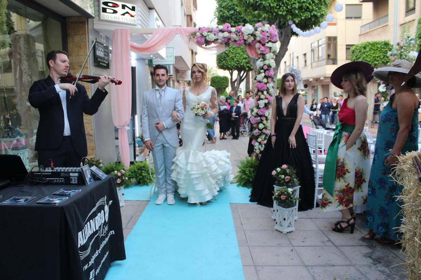 La Noche en Blanco ejidense gana adeptos. Además de conseguir que miles de personas llenaran ayer por la tarde y por la noche el centro de la ciudad, también fueron más de ochenta los comercios que se animaron a formar parte de esta propuesta comercial, lúdica y cultural que dio vida y ambiente a las principales calles del centro durante más de cinco horas consecutivas. Pasacalles, magia, música, baile, sorteos, desfiles de moda o talleres se fueron alternando en diferentes enclaves del centro.