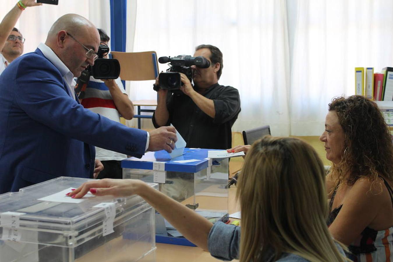 Desde primera hora de la mañana los diferentes candiatos a la alcaldía de El Ejido de las formación políticas concurrentes han ejercido su derecho a voto y han llamado a las urnas a los ejidenses con el objetivo de obtener una elevada participación en esta jornada de elecciones europeas y municipales.