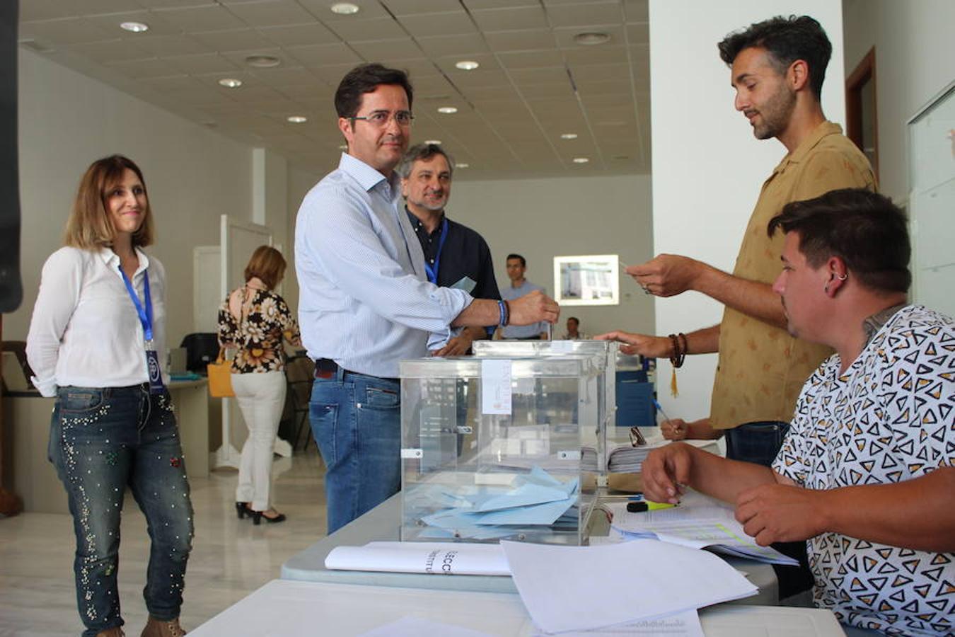 Desde primera hora de la mañana los diferentes candiatos a la alcaldía de El Ejido de las formación políticas concurrentes han ejercido su derecho a voto y han llamado a las urnas a los ejidenses con el objetivo de obtener una elevada participación en esta jornada de elecciones europeas y municipales.