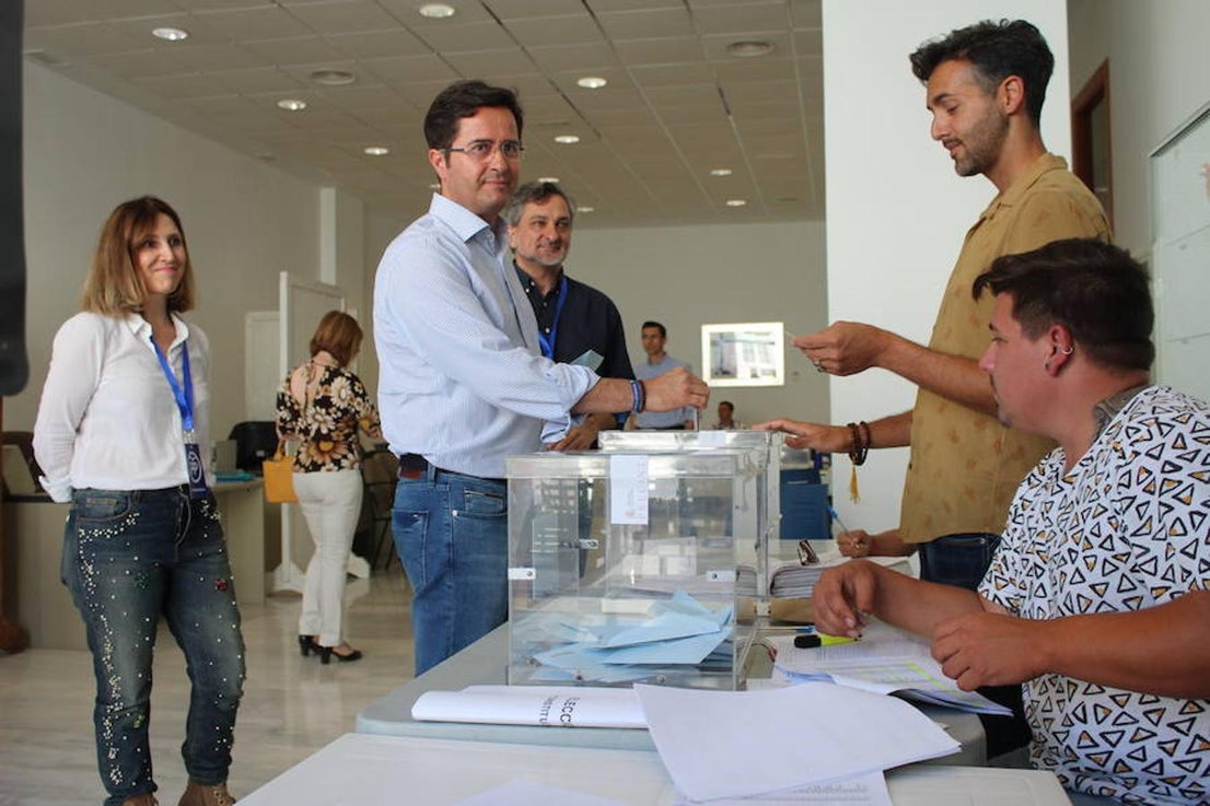 Desde primera hora de la mañana los diferentes candiatos a la alcaldía de El Ejido de las formación políticas concurrentes han ejercido su derecho a voto y han llamado a las urnas a los ejidenses con el objetivo de obtener una elevada participación en esta jornada de elecciones europeas y municipales.