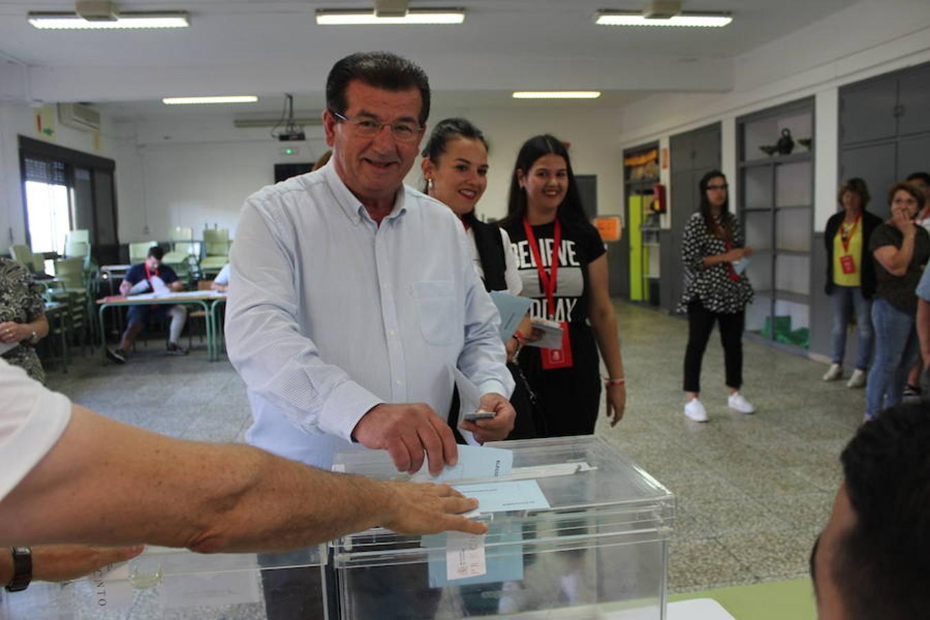 Desde primera hora de la mañana los diferentes candiatos a la alcaldía de El Ejido de las formación políticas concurrentes han ejercido su derecho a voto y han llamado a las urnas a los ejidenses con el objetivo de obtener una elevada participación en esta jornada de elecciones europeas y municipales.