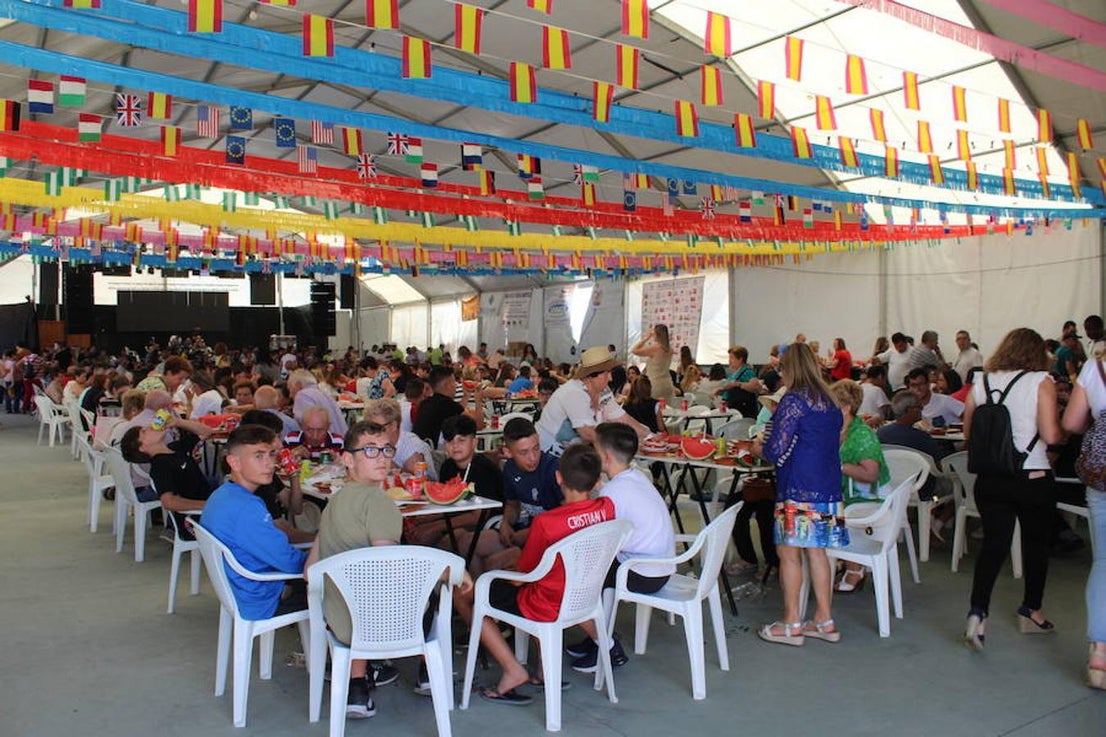 Más de 3.000 personas disfrutaron ayer de la tradicional fiesta de los 'Huevos fritos con chorizo' en el marco de las fiestas de Santa María del Águila, en honor a la Virgen María Madre de la Iglesia. La Carpa Municipal se convirtió desde las doce de la mañana aproximadamente en lugar de paso de grupos de familias y amigos dispuestos a disfrutar de este evento en el que se sirvieron algo más de 6.000 huevos, más de 300 kilos de chorizo, más de 500 kilos de pimientos, más de 1.500 kilos de ensalada y 2.000 kilos de sandía. 