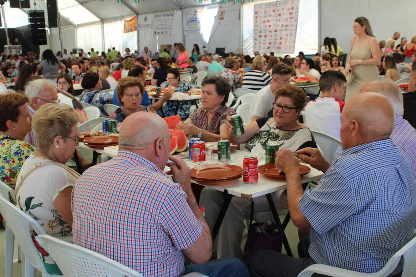 Más de 3.000 personas disfrutaron ayer de la tradicional fiesta de los 'Huevos fritos con chorizo' en el marco de las fiestas de Santa María del Águila, en honor a la Virgen María Madre de la Iglesia. La Carpa Municipal se convirtió desde las doce de la mañana aproximadamente en lugar de paso de grupos de familias y amigos dispuestos a disfrutar de este evento en el que se sirvieron algo más de 6.000 huevos, más de 300 kilos de chorizo, más de 500 kilos de pimientos, más de 1.500 kilos de ensalada y 2.000 kilos de sandía. 