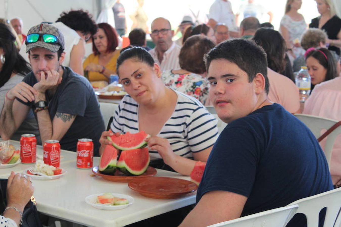 Más de 3.000 personas disfrutaron ayer de la tradicional fiesta de los 'Huevos fritos con chorizo' en el marco de las fiestas de Santa María del Águila, en honor a la Virgen María Madre de la Iglesia. La Carpa Municipal se convirtió desde las doce de la mañana aproximadamente en lugar de paso de grupos de familias y amigos dispuestos a disfrutar de este evento en el que se sirvieron algo más de 6.000 huevos, más de 300 kilos de chorizo, más de 500 kilos de pimientos, más de 1.500 kilos de ensalada y 2.000 kilos de sandía. 