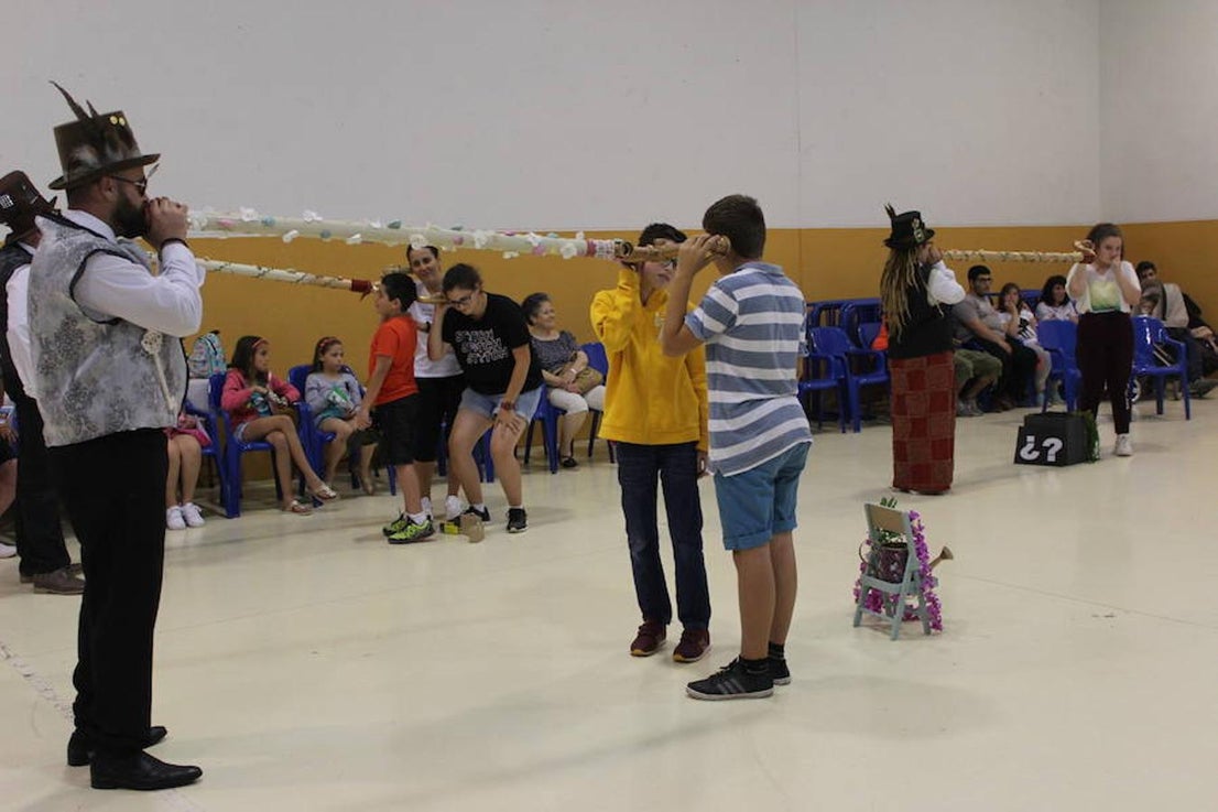 Ángela Hernández, Rocío Pedrajas, Ana Belén Fernández, Juanjo Lozano, Alejandro Sánchez y Nico Cano, de Nórbac Erfus Teatro, pusieron en escena Los Susurradores el pasado miércoles en San Agustín y en la tarde de ayer en Las Norias, sorprendiendo a todos los asistentes por su originalidad y su carga emocional.