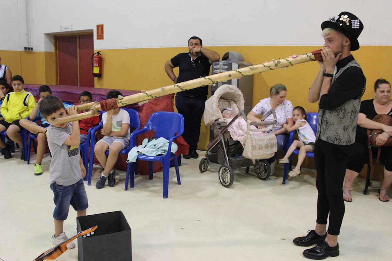 Ángela Hernández, Rocío Pedrajas, Ana Belén Fernández, Juanjo Lozano, Alejandro Sánchez y Nico Cano, de Nórbac Erfus Teatro, pusieron en escena Los Susurradores el pasado miércoles en San Agustín y en la tarde de ayer en Las Norias, sorprendiendo a todos los asistentes por su originalidad y su carga emocional.