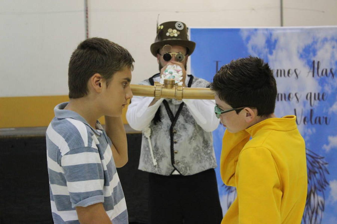 Ángela Hernández, Rocío Pedrajas, Ana Belén Fernández, Juanjo Lozano, Alejandro Sánchez y Nico Cano, de Nórbac Erfus Teatro, pusieron en escena Los Susurradores el pasado miércoles en San Agustín y en la tarde de ayer en Las Norias, sorprendiendo a todos los asistentes por su originalidad y su carga emocional.