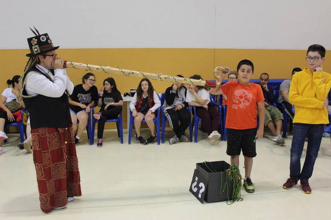 Ángela Hernández, Rocío Pedrajas, Ana Belén Fernández, Juanjo Lozano, Alejandro Sánchez y Nico Cano, de Nórbac Erfus Teatro, pusieron en escena Los Susurradores el pasado miércoles en San Agustín y en la tarde de ayer en Las Norias, sorprendiendo a todos los asistentes por su originalidad y su carga emocional.