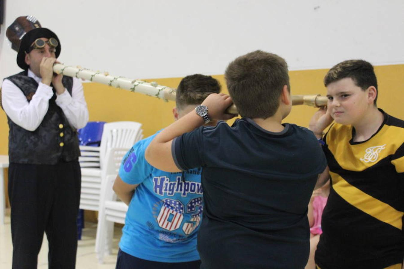 Ángela Hernández, Rocío Pedrajas, Ana Belén Fernández, Juanjo Lozano, Alejandro Sánchez y Nico Cano, de Nórbac Erfus Teatro, pusieron en escena Los Susurradores el pasado miércoles en San Agustín y en la tarde de ayer en Las Norias, sorprendiendo a todos los asistentes por su originalidad y su carga emocional.