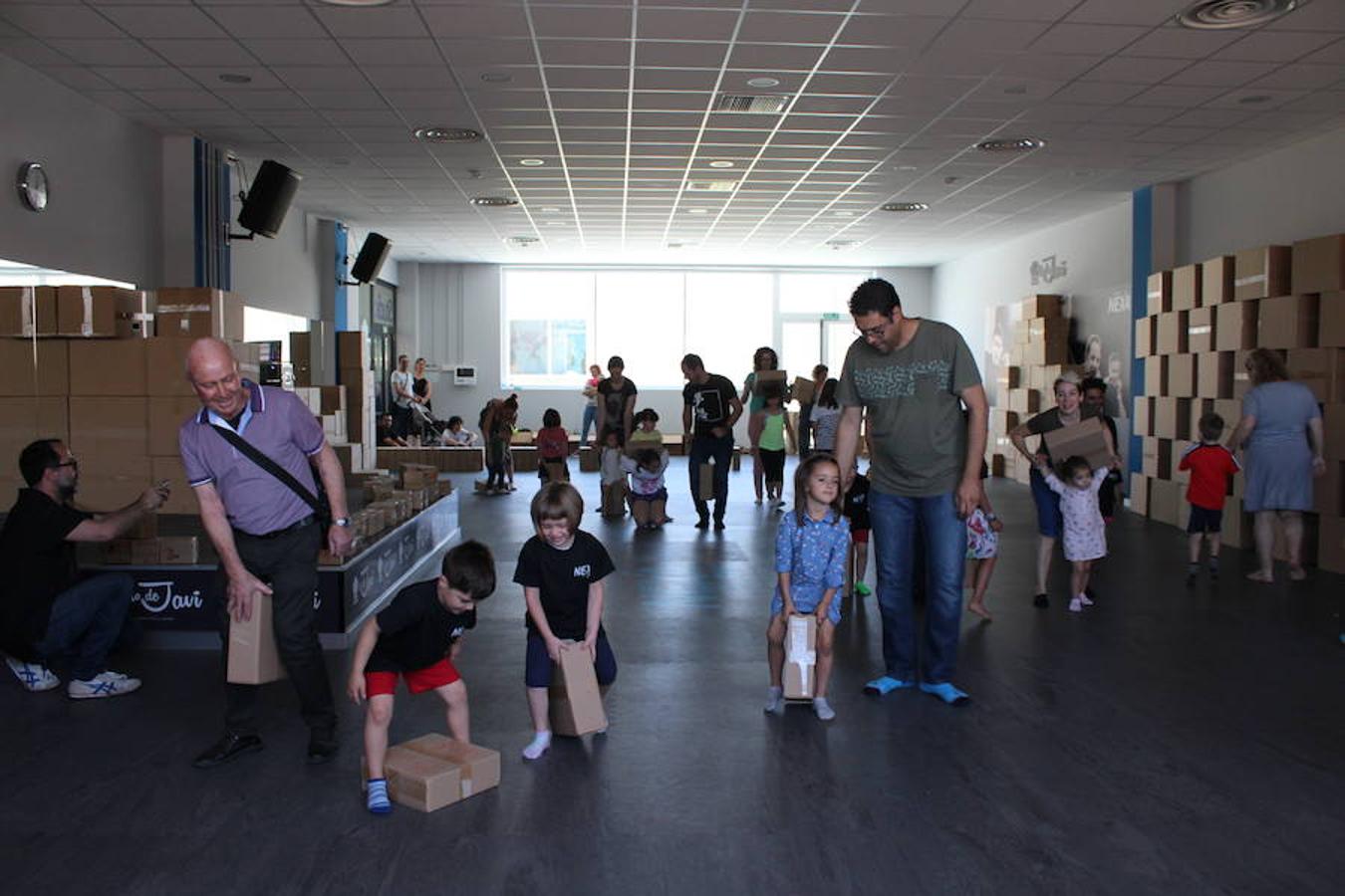 Decenas de niños disfrutaron el sábado con el espectáculo interactivo Un Mundo de Cartón, desarrollado por la compañía catalana Creamoviment. A través de un cuento de animales mágicos y de más de cien cajas de cartón, los niños pudieron descubrir, explorar y experimentar de manera respetuosa, vivencias y sensaciones de un mundo de cartón vivo y en constante cambio.