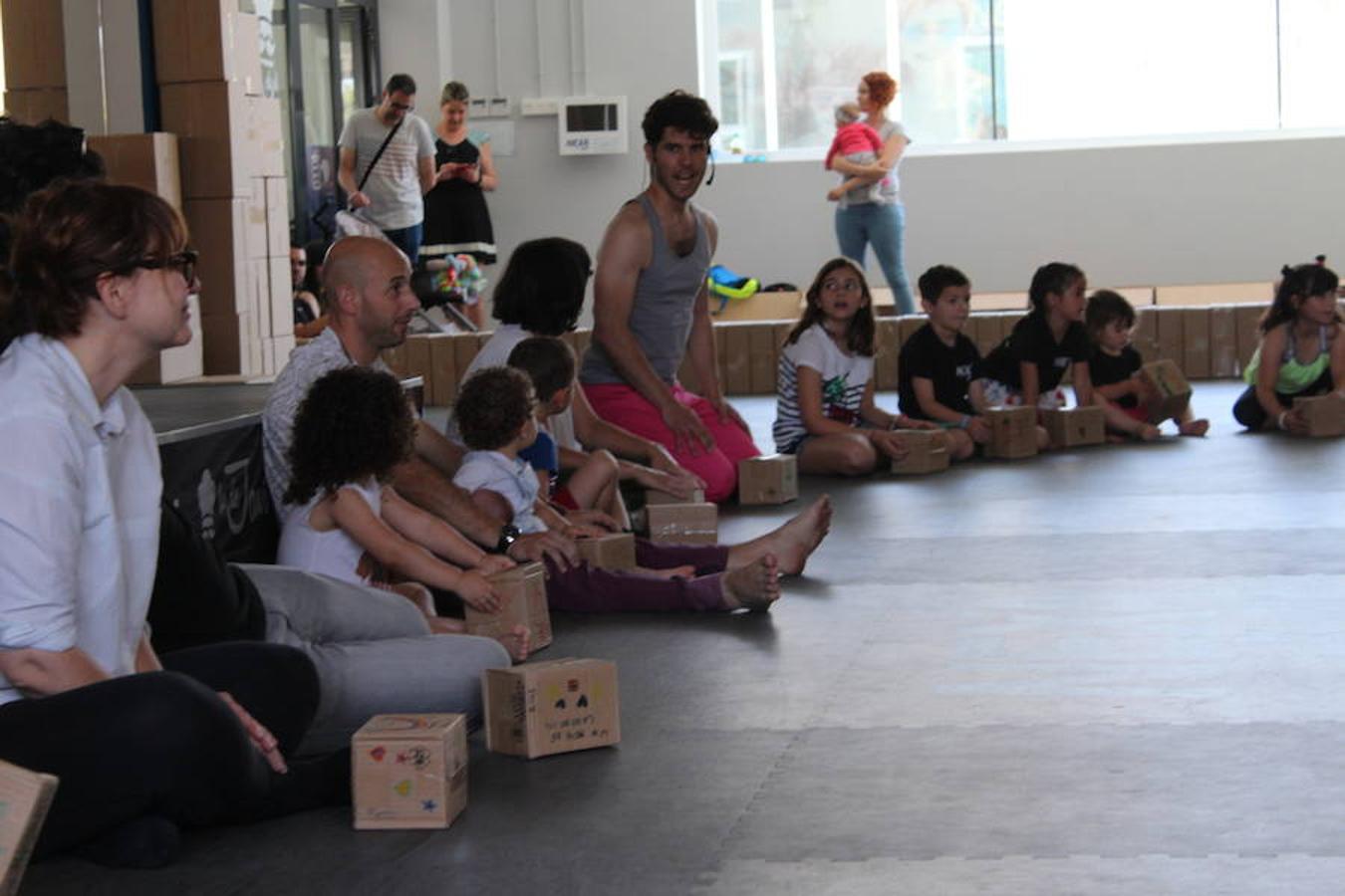 Decenas de niños disfrutaron el sábado con el espectáculo interactivo Un Mundo de Cartón, desarrollado por la compañía catalana Creamoviment. A través de un cuento de animales mágicos y de más de cien cajas de cartón, los niños pudieron descubrir, explorar y experimentar de manera respetuosa, vivencias y sensaciones de un mundo de cartón vivo y en constante cambio.