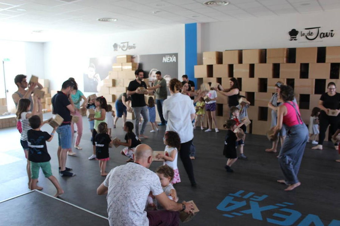 Decenas de niños disfrutaron el sábado con el espectáculo interactivo Un Mundo de Cartón, desarrollado por la compañía catalana Creamoviment. A través de un cuento de animales mágicos y de más de cien cajas de cartón, los niños pudieron descubrir, explorar y experimentar de manera respetuosa, vivencias y sensaciones de un mundo de cartón vivo y en constante cambio.