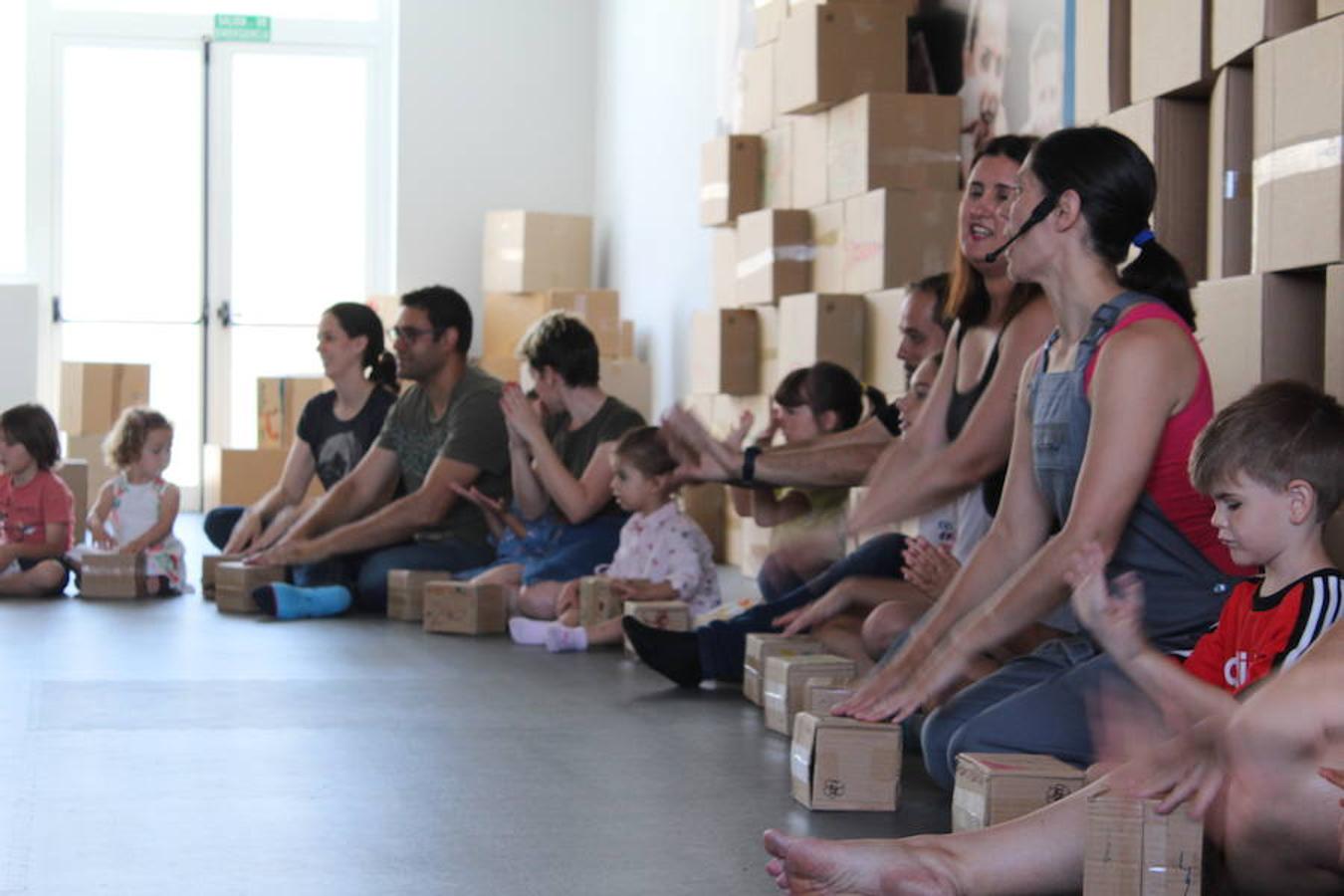 Decenas de niños disfrutaron el sábado con el espectáculo interactivo Un Mundo de Cartón, desarrollado por la compañía catalana Creamoviment. A través de un cuento de animales mágicos y de más de cien cajas de cartón, los niños pudieron descubrir, explorar y experimentar de manera respetuosa, vivencias y sensaciones de un mundo de cartón vivo y en constante cambio.