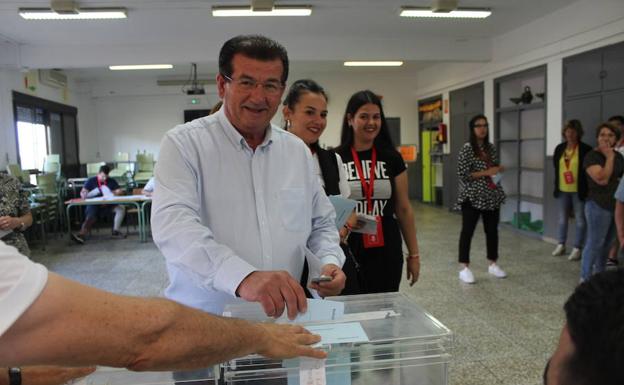 José Miguel Alarcón votando en las pasadas elecciones municipales. 