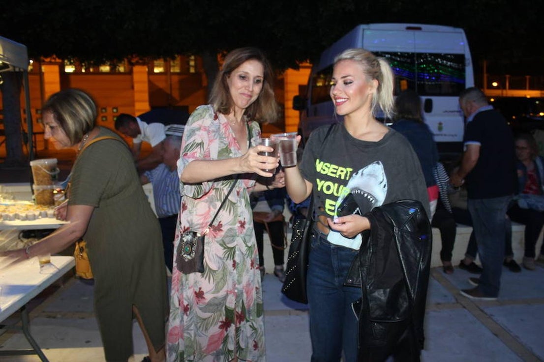 El Parque Municipald e El Ejido volvió a acoger el sábado por la noche un año más la fiesta de despedida del Festival de Teatro del municipio. Un evento en el que como es ya tradición el área de Cultura del Ayuntamiento de El Ejido invitó a todos los asistentes a disfrutar de un mojito al aire libre y con la mejor música de fondo. Y esto de 'la mejor música' fue además más realidad que nunca porque quienes acudieron a la despedida de esta 42 edición pudieron asistir a un concierto muy especial, el que ofreció La Banda de Dios, misma banda que puso los acordes a los temas del musical La Llamada a su paso por El Ejido tanto el viernes como el sábado. 