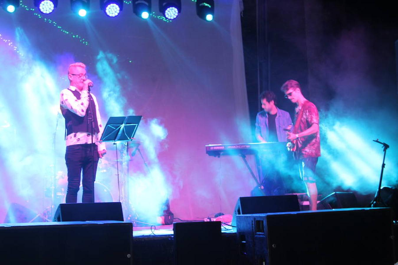 El Parque Municipald e El Ejido volvió a acoger el sábado por la noche un año más la fiesta de despedida del Festival de Teatro del municipio. Un evento en el que como es ya tradición el área de Cultura del Ayuntamiento de El Ejido invitó a todos los asistentes a disfrutar de un mojito al aire libre y con la mejor música de fondo. Y esto de 'la mejor música' fue además más realidad que nunca porque quienes acudieron a la despedida de esta 42 edición pudieron asistir a un concierto muy especial, el que ofreció La Banda de Dios, misma banda que puso los acordes a los temas del musical La Llamada a su paso por El Ejido tanto el viernes como el sábado. 