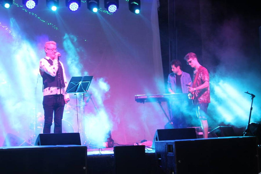 El Parque Municipald e El Ejido volvió a acoger el sábado por la noche un año más la fiesta de despedida del Festival de Teatro del municipio. Un evento en el que como es ya tradición el área de Cultura del Ayuntamiento de El Ejido invitó a todos los asistentes a disfrutar de un mojito al aire libre y con la mejor música de fondo. Y esto de 'la mejor música' fue además más realidad que nunca porque quienes acudieron a la despedida de esta 42 edición pudieron asistir a un concierto muy especial, el que ofreció La Banda de Dios, misma banda que puso los acordes a los temas del musical La Llamada a su paso por El Ejido tanto el viernes como el sábado. 