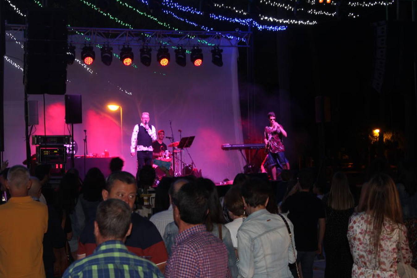 El Parque Municipald e El Ejido volvió a acoger el sábado por la noche un año más la fiesta de despedida del Festival de Teatro del municipio. Un evento en el que como es ya tradición el área de Cultura del Ayuntamiento de El Ejido invitó a todos los asistentes a disfrutar de un mojito al aire libre y con la mejor música de fondo. Y esto de 'la mejor música' fue además más realidad que nunca porque quienes acudieron a la despedida de esta 42 edición pudieron asistir a un concierto muy especial, el que ofreció La Banda de Dios, misma banda que puso los acordes a los temas del musical La Llamada a su paso por El Ejido tanto el viernes como el sábado. 