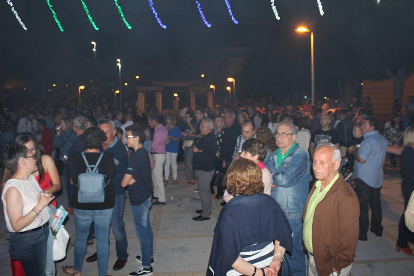 El Parque Municipald e El Ejido volvió a acoger el sábado por la noche un año más la fiesta de despedida del Festival de Teatro del municipio. Un evento en el que como es ya tradición el área de Cultura del Ayuntamiento de El Ejido invitó a todos los asistentes a disfrutar de un mojito al aire libre y con la mejor música de fondo. Y esto de 'la mejor música' fue además más realidad que nunca porque quienes acudieron a la despedida de esta 42 edición pudieron asistir a un concierto muy especial, el que ofreció La Banda de Dios, misma banda que puso los acordes a los temas del musical La Llamada a su paso por El Ejido tanto el viernes como el sábado. 