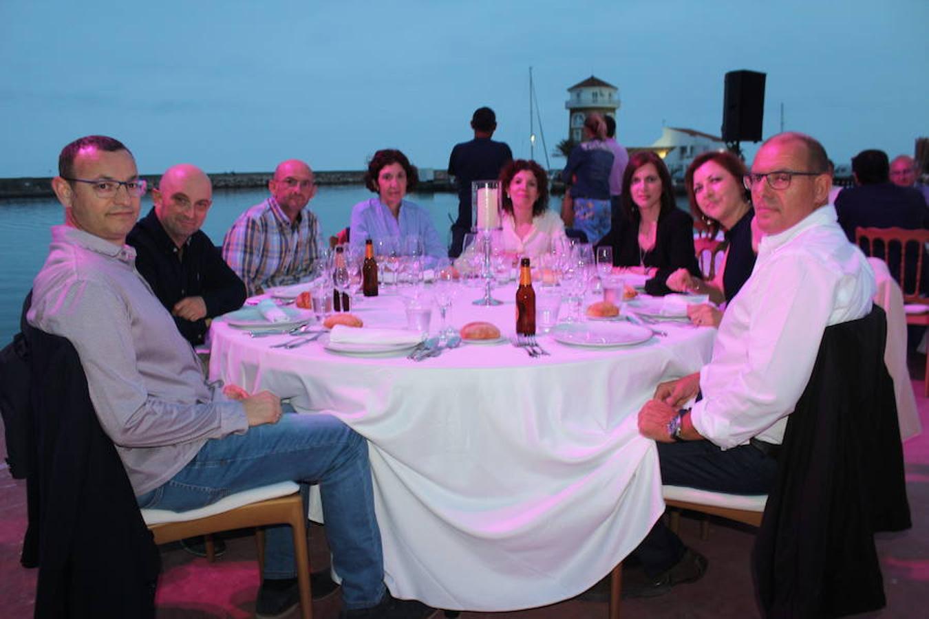 El Puerto Deportivo de Almerimar acogió en la noche del jueves la celebración de una nueva edición del 'Teatro Comestible' en colaboración con el chef José Álvarez y el Restaurante La Costa, de la que disfrutaron un total de 80 comensales. Una propuesta vanguardista y sorprendente que se enmarca en el 42 Festival de Teatro de El Ejido y que se convierte año tras año en una experiencia sensorial sin igual. En este sentido, la originalidad y la innovación se convierten en piezas fundamentales cada año y en esta edición el marco escogido para llevarla a cabo volvió a ser todo un acierto y a convertir la cita en todo un éxito.