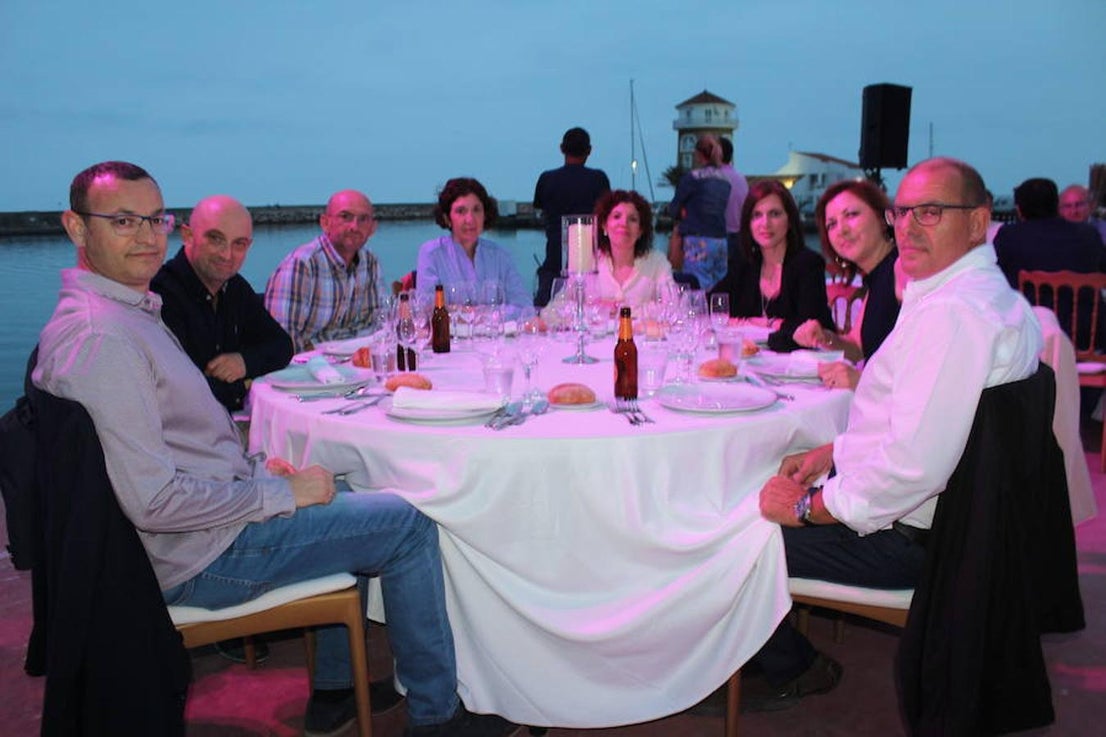 El Puerto Deportivo de Almerimar acogió en la noche del jueves la celebración de una nueva edición del 'Teatro Comestible' en colaboración con el chef José Álvarez y el Restaurante La Costa, de la que disfrutaron un total de 80 comensales. Una propuesta vanguardista y sorprendente que se enmarca en el 42 Festival de Teatro de El Ejido y que se convierte año tras año en una experiencia sensorial sin igual. En este sentido, la originalidad y la innovación se convierten en piezas fundamentales cada año y en esta edición el marco escogido para llevarla a cabo volvió a ser todo un acierto y a convertir la cita en todo un éxito.