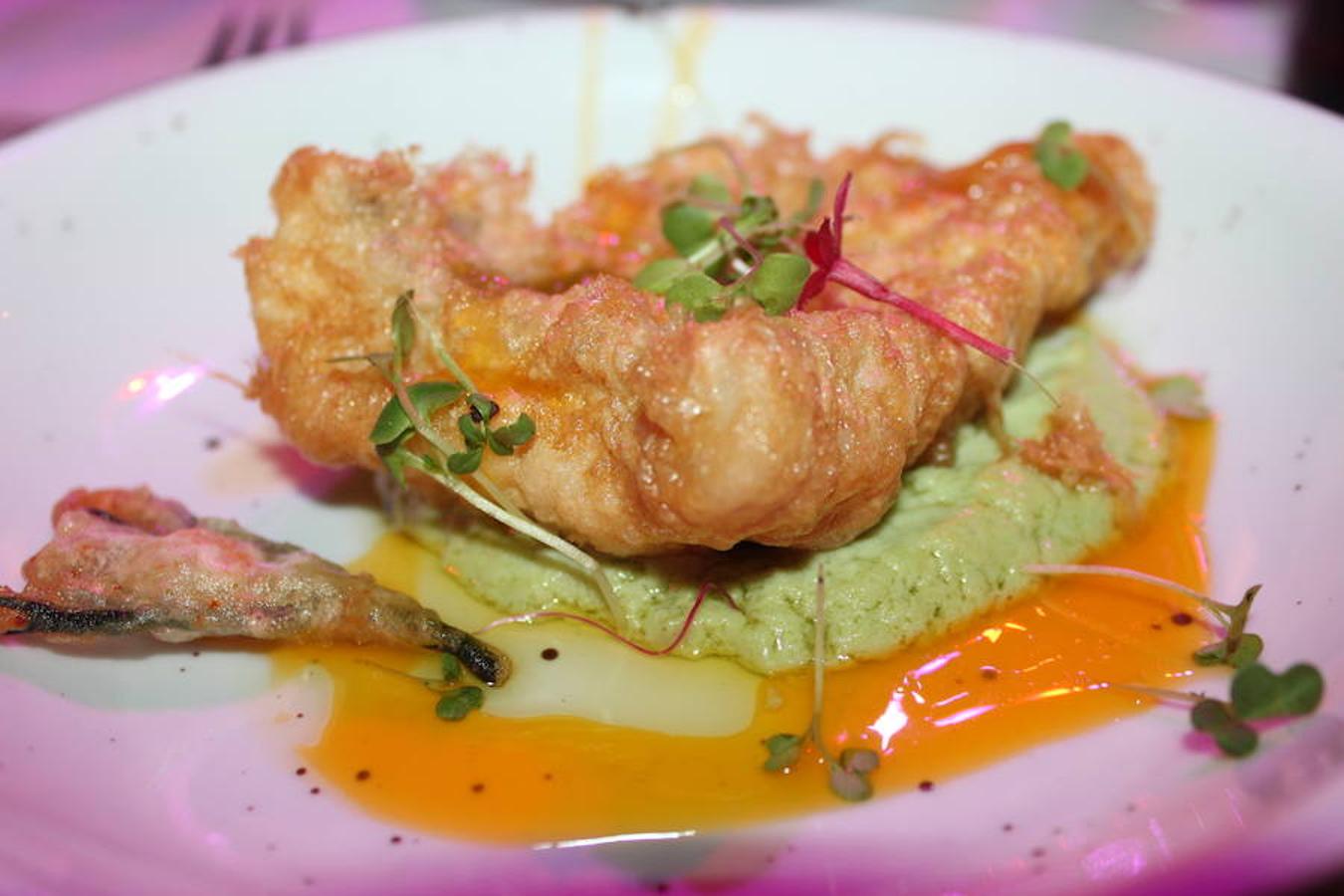 El Puerto Deportivo de Almerimar acogió en la noche del jueves la celebración de una nueva edición del 'Teatro Comestible' en colaboración con el chef José Álvarez y el Restaurante La Costa, de la que disfrutaron un total de 80 comensales. Una propuesta vanguardista y sorprendente que se enmarca en el 42 Festival de Teatro de El Ejido y que se convierte año tras año en una experiencia sensorial sin igual. En este sentido, la originalidad y la innovación se convierten en piezas fundamentales cada año y en esta edición el marco escogido para llevarla a cabo volvió a ser todo un acierto y a convertir la cita en todo un éxito.