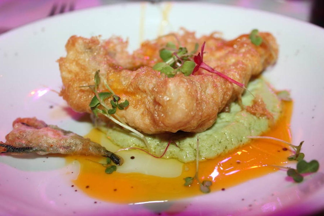 El Puerto Deportivo de Almerimar acogió en la noche del jueves la celebración de una nueva edición del 'Teatro Comestible' en colaboración con el chef José Álvarez y el Restaurante La Costa, de la que disfrutaron un total de 80 comensales. Una propuesta vanguardista y sorprendente que se enmarca en el 42 Festival de Teatro de El Ejido y que se convierte año tras año en una experiencia sensorial sin igual. En este sentido, la originalidad y la innovación se convierten en piezas fundamentales cada año y en esta edición el marco escogido para llevarla a cabo volvió a ser todo un acierto y a convertir la cita en todo un éxito.