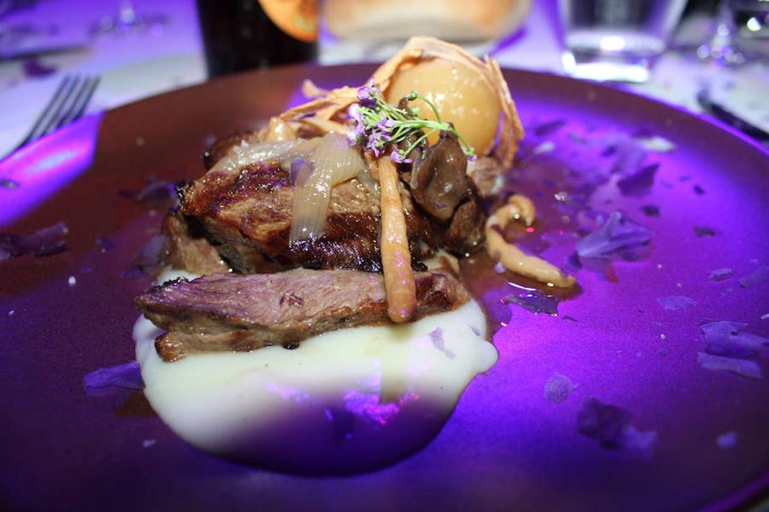 El Puerto Deportivo de Almerimar acogió en la noche del jueves la celebración de una nueva edición del 'Teatro Comestible' en colaboración con el chef José Álvarez y el Restaurante La Costa, de la que disfrutaron un total de 80 comensales. Una propuesta vanguardista y sorprendente que se enmarca en el 42 Festival de Teatro de El Ejido y que se convierte año tras año en una experiencia sensorial sin igual. En este sentido, la originalidad y la innovación se convierten en piezas fundamentales cada año y en esta edición el marco escogido para llevarla a cabo volvió a ser todo un acierto y a convertir la cita en todo un éxito.