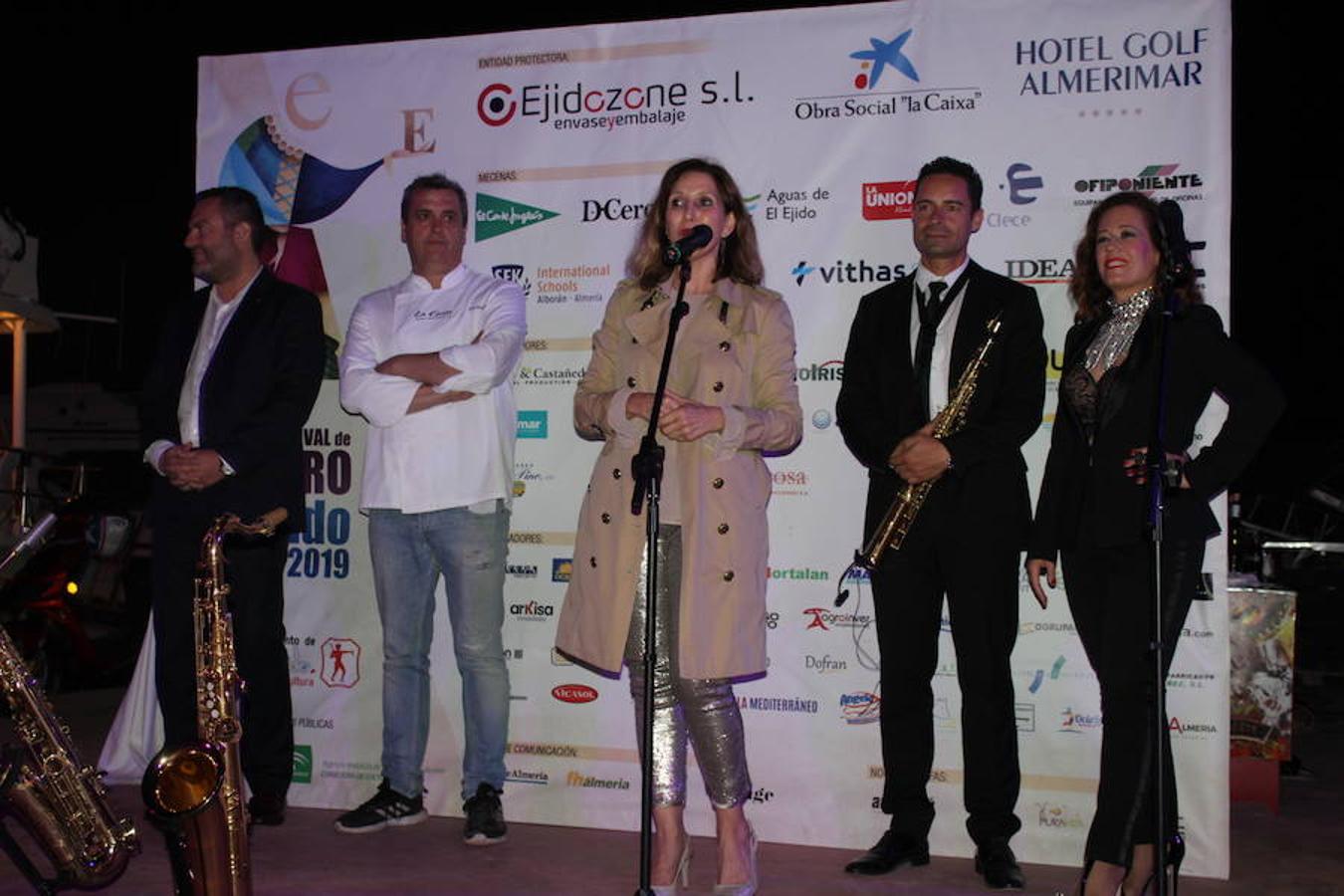 El Puerto Deportivo de Almerimar acogió en la noche del jueves la celebración de una nueva edición del 'Teatro Comestible' en colaboración con el chef José Álvarez y el Restaurante La Costa, de la que disfrutaron un total de 80 comensales. Una propuesta vanguardista y sorprendente que se enmarca en el 42 Festival de Teatro de El Ejido y que se convierte año tras año en una experiencia sensorial sin igual. En este sentido, la originalidad y la innovación se convierten en piezas fundamentales cada año y en esta edición el marco escogido para llevarla a cabo volvió a ser todo un acierto y a convertir la cita en todo un éxito.