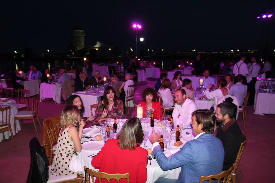 El Puerto Deportivo de Almerimar acogió en la noche del jueves la celebración de una nueva edición del 'Teatro Comestible' en colaboración con el chef José Álvarez y el Restaurante La Costa, de la que disfrutaron un total de 80 comensales. Una propuesta vanguardista y sorprendente que se enmarca en el 42 Festival de Teatro de El Ejido y que se convierte año tras año en una experiencia sensorial sin igual. En este sentido, la originalidad y la innovación se convierten en piezas fundamentales cada año y en esta edición el marco escogido para llevarla a cabo volvió a ser todo un acierto y a convertir la cita en todo un éxito.