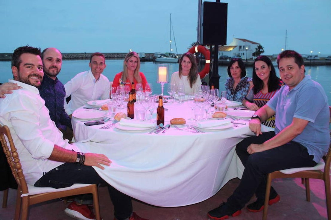 El Puerto Deportivo de Almerimar acogió en la noche del jueves la celebración de una nueva edición del 'Teatro Comestible' en colaboración con el chef José Álvarez y el Restaurante La Costa, de la que disfrutaron un total de 80 comensales. Una propuesta vanguardista y sorprendente que se enmarca en el 42 Festival de Teatro de El Ejido y que se convierte año tras año en una experiencia sensorial sin igual. En este sentido, la originalidad y la innovación se convierten en piezas fundamentales cada año y en esta edición el marco escogido para llevarla a cabo volvió a ser todo un acierto y a convertir la cita en todo un éxito.