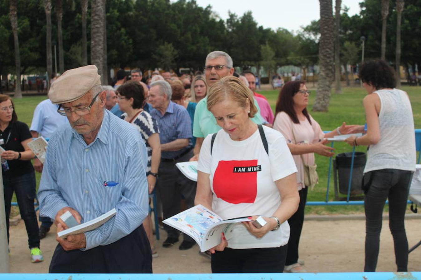 Después de un año de espera, las fiestas grandes del municipio, las que se celebran en honor a su patrón San Isidro Labrador, dieron comienzo en la tarde de ayer con la tradicional Batalla de Flores. Un evento que llenó de color, baile, música y espectáculo las calles del centro de El Ejido, donde los más pequeños se convierten en los verdaderos protagonistas. Tras ella, colas durante más de una hora para conseguir uno de los 2.000 programas de feria y abanico de las fiestas.