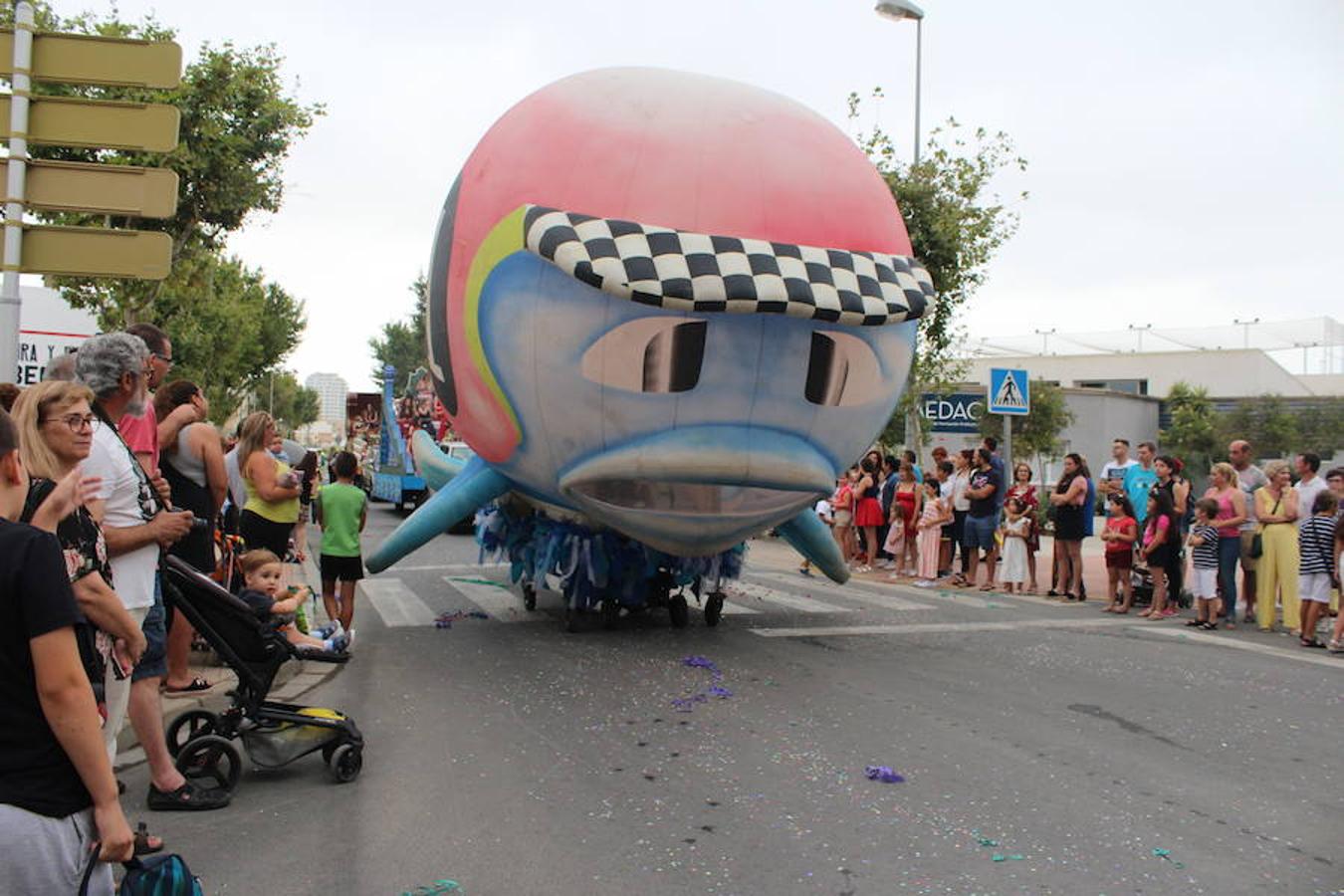 Después de un año de espera, las fiestas grandes del municipio, las que se celebran en honor a su patrón San Isidro Labrador, dieron comienzo en la tarde de ayer con la tradicional Batalla de Flores. Un evento que llenó de color, baile, música y espectáculo las calles del centro de El Ejido, donde los más pequeños se convierten en los verdaderos protagonistas. Tras ella, colas durante más de una hora para conseguir uno de los 2.000 programas de feria y abanico de las fiestas.