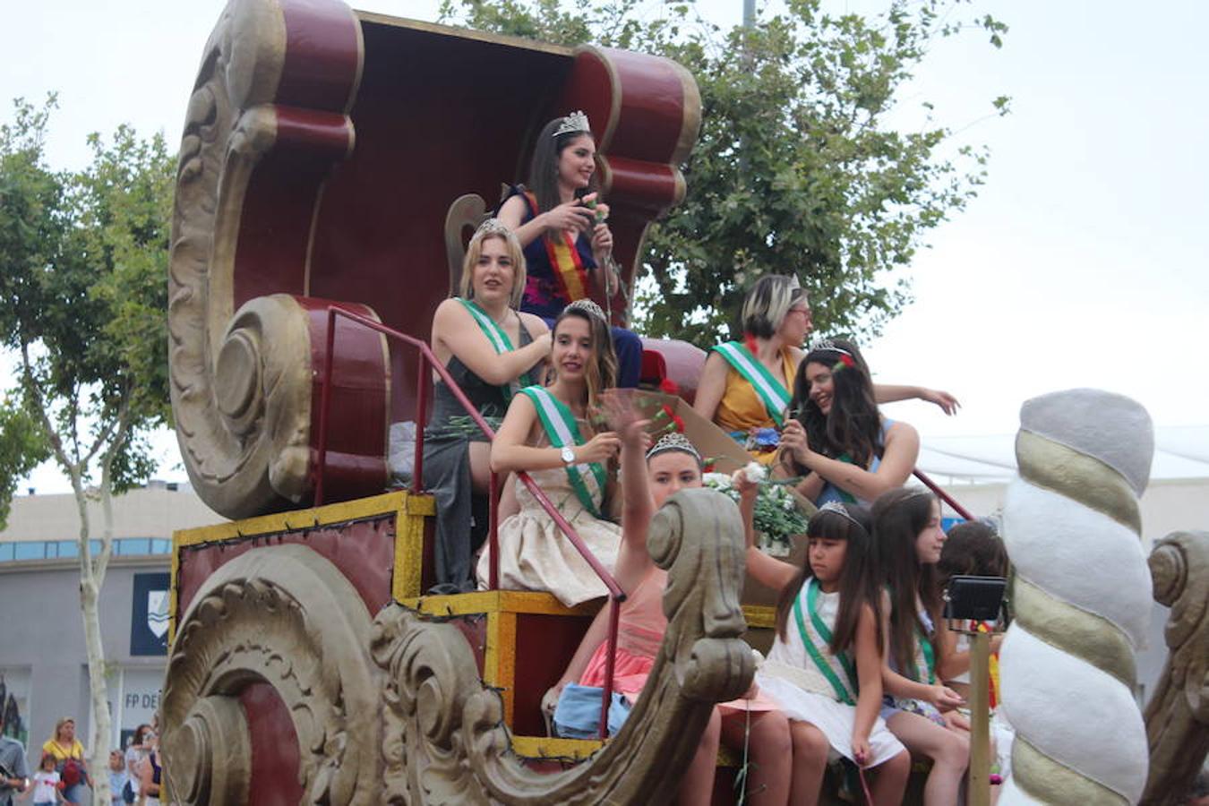 Después de un año de espera, las fiestas grandes del municipio, las que se celebran en honor a su patrón San Isidro Labrador, dieron comienzo en la tarde de ayer con la tradicional Batalla de Flores. Un evento que llenó de color, baile, música y espectáculo las calles del centro de El Ejido, donde los más pequeños se convierten en los verdaderos protagonistas. Tras ella, colas durante más de una hora para conseguir uno de los 2.000 programas de feria y abanico de las fiestas.