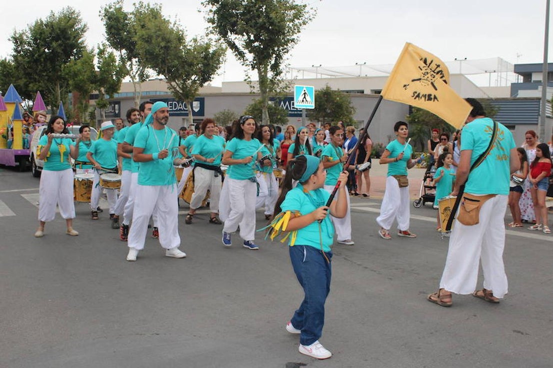 Después de un año de espera, las fiestas grandes del municipio, las que se celebran en honor a su patrón San Isidro Labrador, dieron comienzo en la tarde de ayer con la tradicional Batalla de Flores. Un evento que llenó de color, baile, música y espectáculo las calles del centro de El Ejido, donde los más pequeños se convierten en los verdaderos protagonistas. Tras ella, colas durante más de una hora para conseguir uno de los 2.000 programas de feria y abanico de las fiestas.
