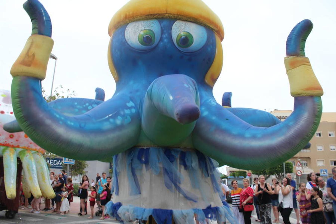 Después de un año de espera, las fiestas grandes del municipio, las que se celebran en honor a su patrón San Isidro Labrador, dieron comienzo en la tarde de ayer con la tradicional Batalla de Flores. Un evento que llenó de color, baile, música y espectáculo las calles del centro de El Ejido, donde los más pequeños se convierten en los verdaderos protagonistas. Tras ella, colas durante más de una hora para conseguir uno de los 2.000 programas de feria y abanico de las fiestas.