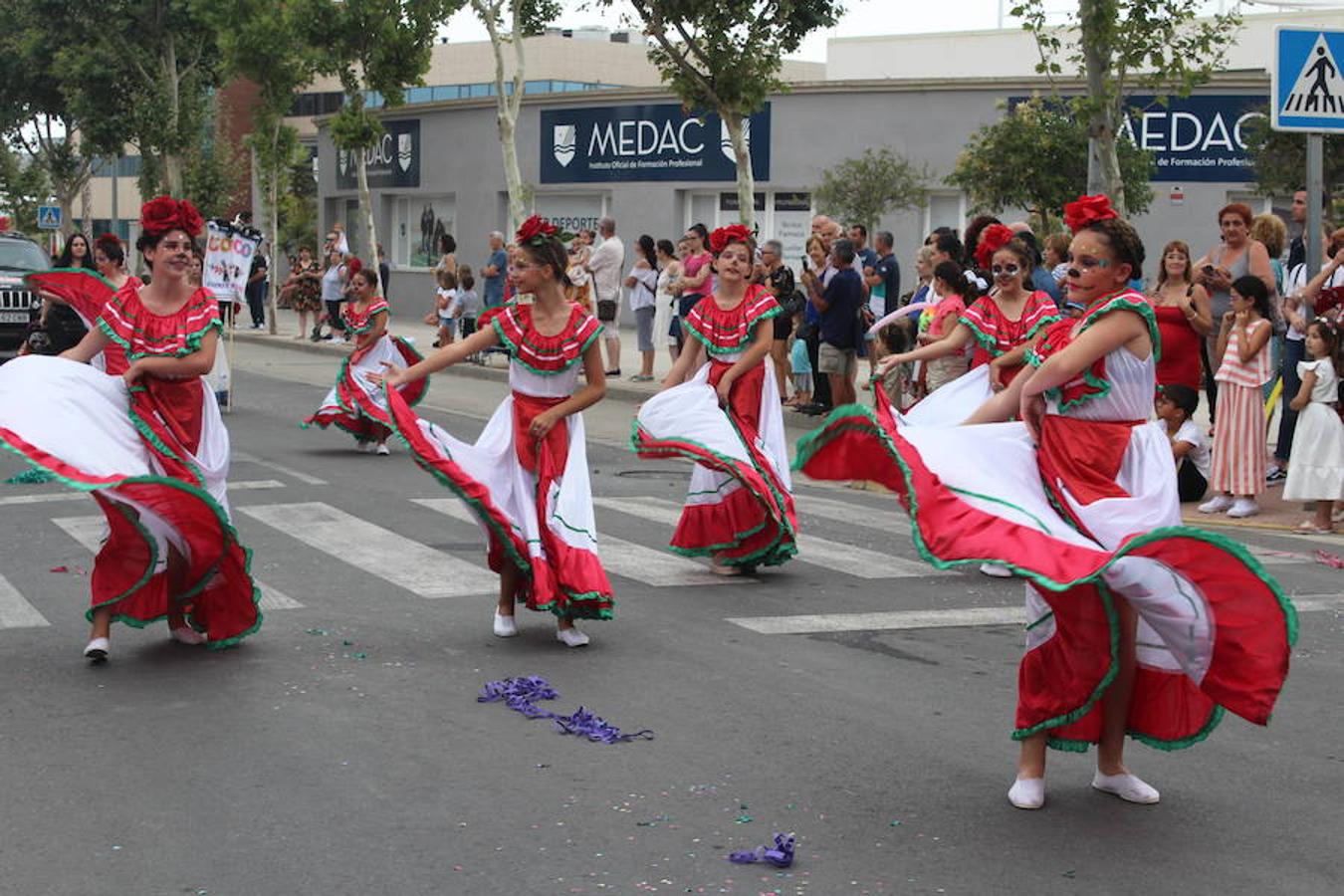 Después de un año de espera, las fiestas grandes del municipio, las que se celebran en honor a su patrón San Isidro Labrador, dieron comienzo en la tarde de ayer con la tradicional Batalla de Flores. Un evento que llenó de color, baile, música y espectáculo las calles del centro de El Ejido, donde los más pequeños se convierten en los verdaderos protagonistas. Tras ella, colas durante más de una hora para conseguir uno de los 2.000 programas de feria y abanico de las fiestas.