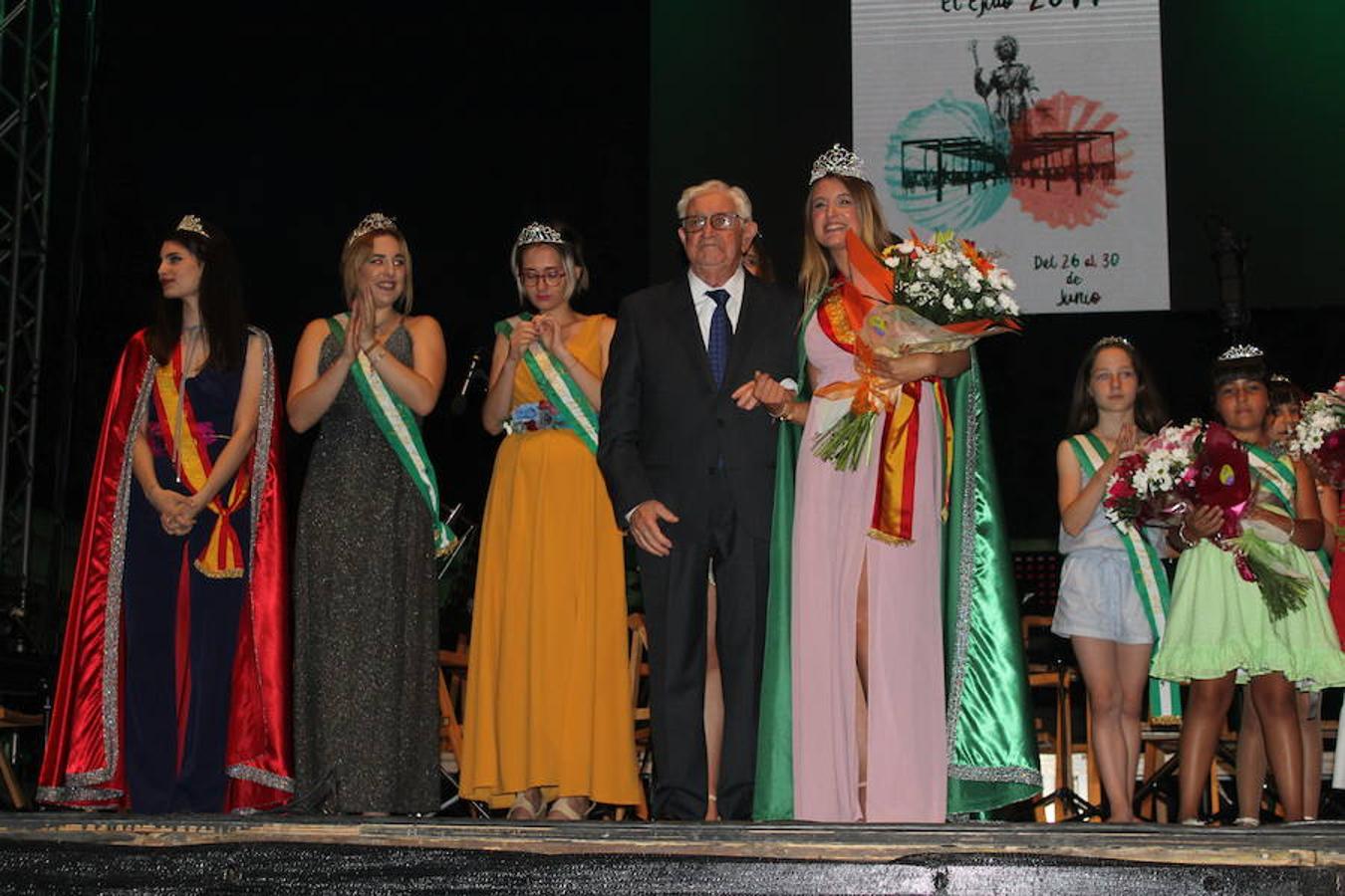 Julio Gutiérrez Molina fue el encargado este año de pronunciar el pregón de las fiestas de San Isidro. Una emotiva intervención a la que siguió la coronación de las reinas de las fiestas, damas y Miss Ejido. Tras el encendido de luces arrancó el concierto del Conservatorio Profesional de Música de El Ejido. Todo ello con el parque municial de El Ejido como escenario.