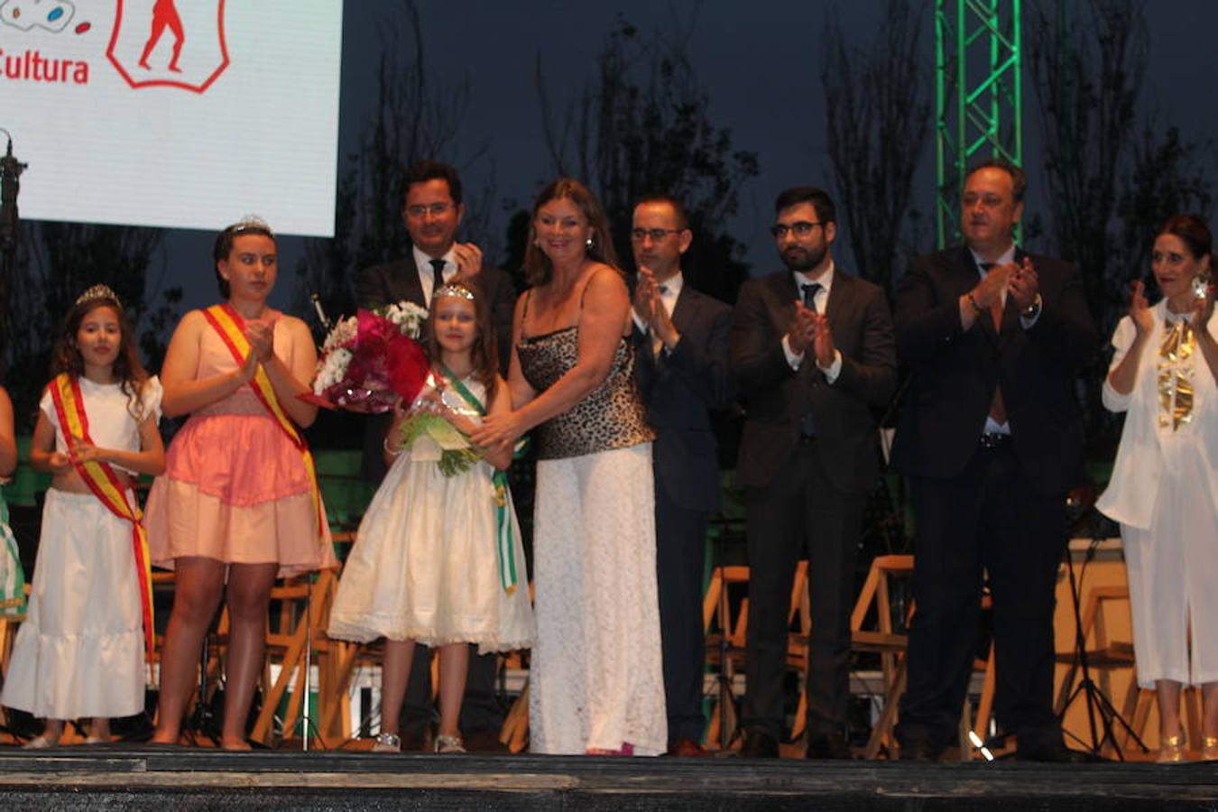 Julio Gutiérrez Molina fue el encargado este año de pronunciar el pregón de las fiestas de San Isidro. Una emotiva intervención a la que siguió la coronación de las reinas de las fiestas, damas y Miss Ejido. Tras el encendido de luces arrancó el concierto del Conservatorio Profesional de Música de El Ejido. Todo ello con el parque municial de El Ejido como escenario.