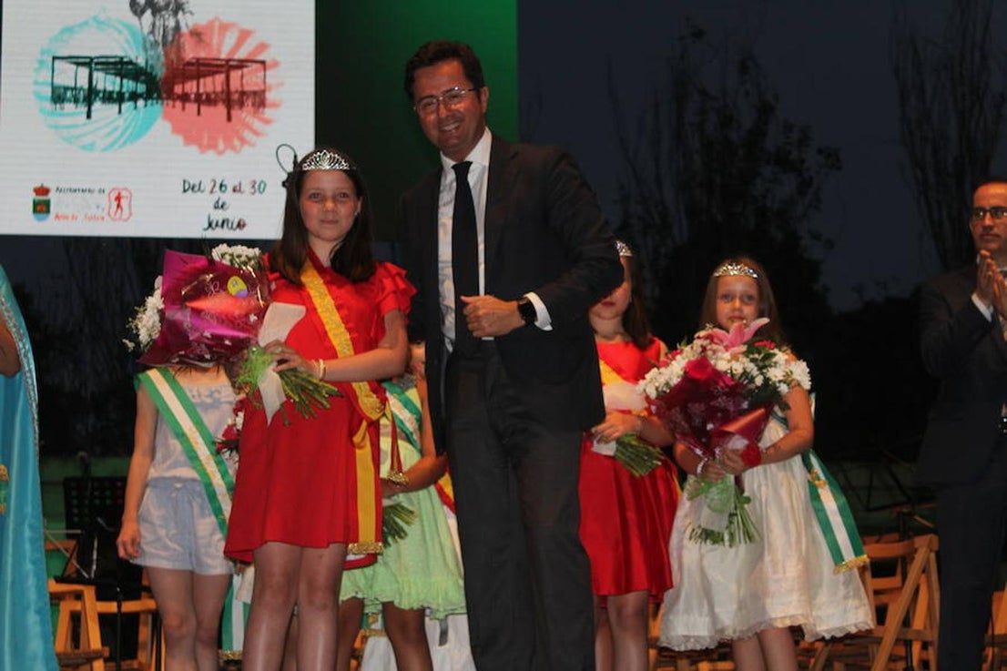 Julio Gutiérrez Molina fue el encargado este año de pronunciar el pregón de las fiestas de San Isidro. Una emotiva intervención a la que siguió la coronación de las reinas de las fiestas, damas y Miss Ejido. Tras el encendido de luces arrancó el concierto del Conservatorio Profesional de Música de El Ejido. Todo ello con el parque municial de El Ejido como escenario.