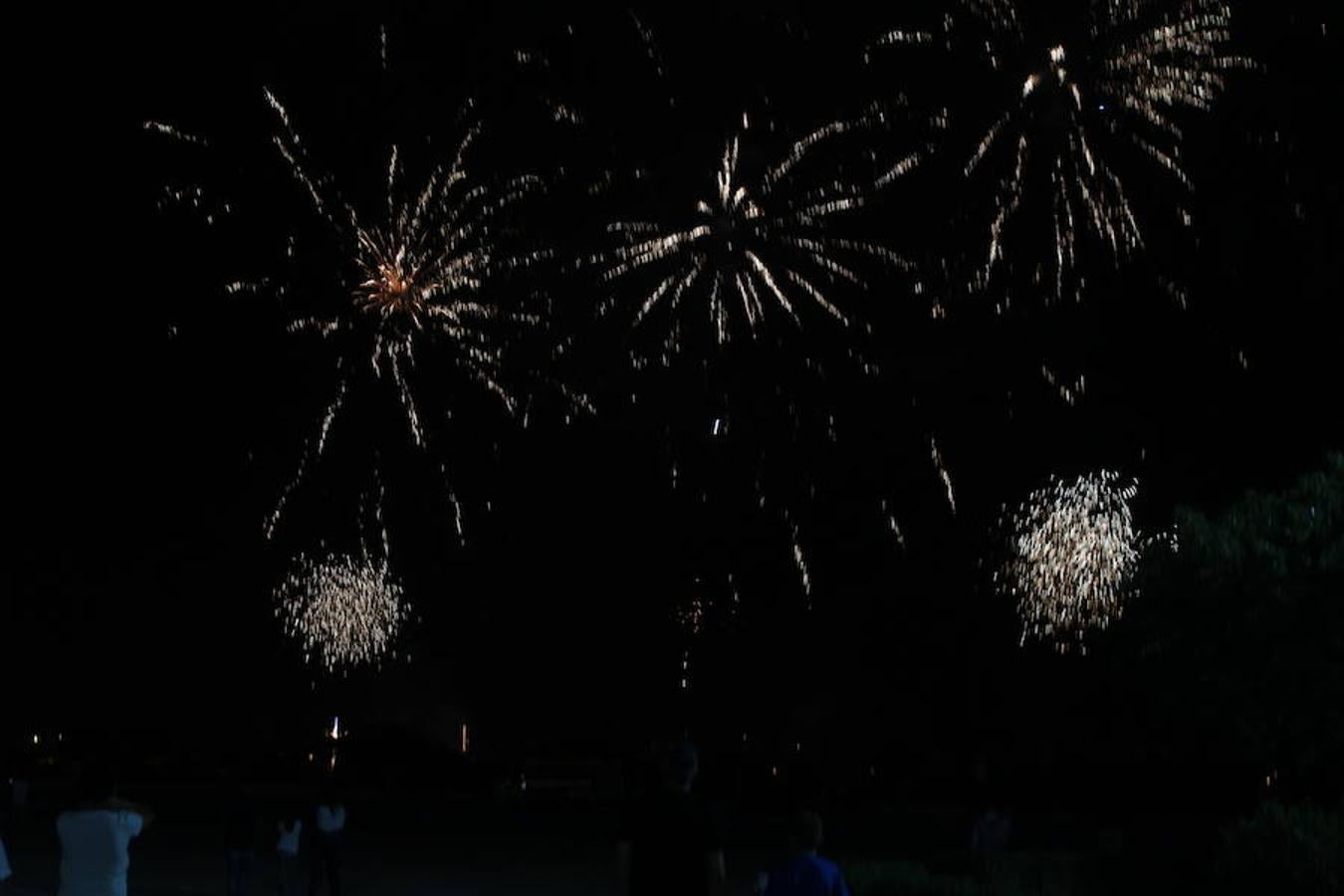 El olor a pólvora llegó al municipio de El Ejido en la noche del jueves con un espectáculo de fuego y color que cubrió el cielo durante varios minutos. A las 23 horas sonó el primer cohete que anunciaba el inicio de la primera quema del XXIII Festival de Pirotecnia Ciudad de El Ejido, en el marco de la celebración de las Fiestas en honor a San Isidro, que desde el miércoles y hasta el domingo se celebran en el municipio. Un cuarto de hora después arrancó el concierto del grupo local 'Dos Indios y un Palomo' y del grupo granadino 'Compás Canalla' que llenaron de sonidos de flamenco fusión el Parque Municipal durante varias horas, con un animado y vibrante concierto.