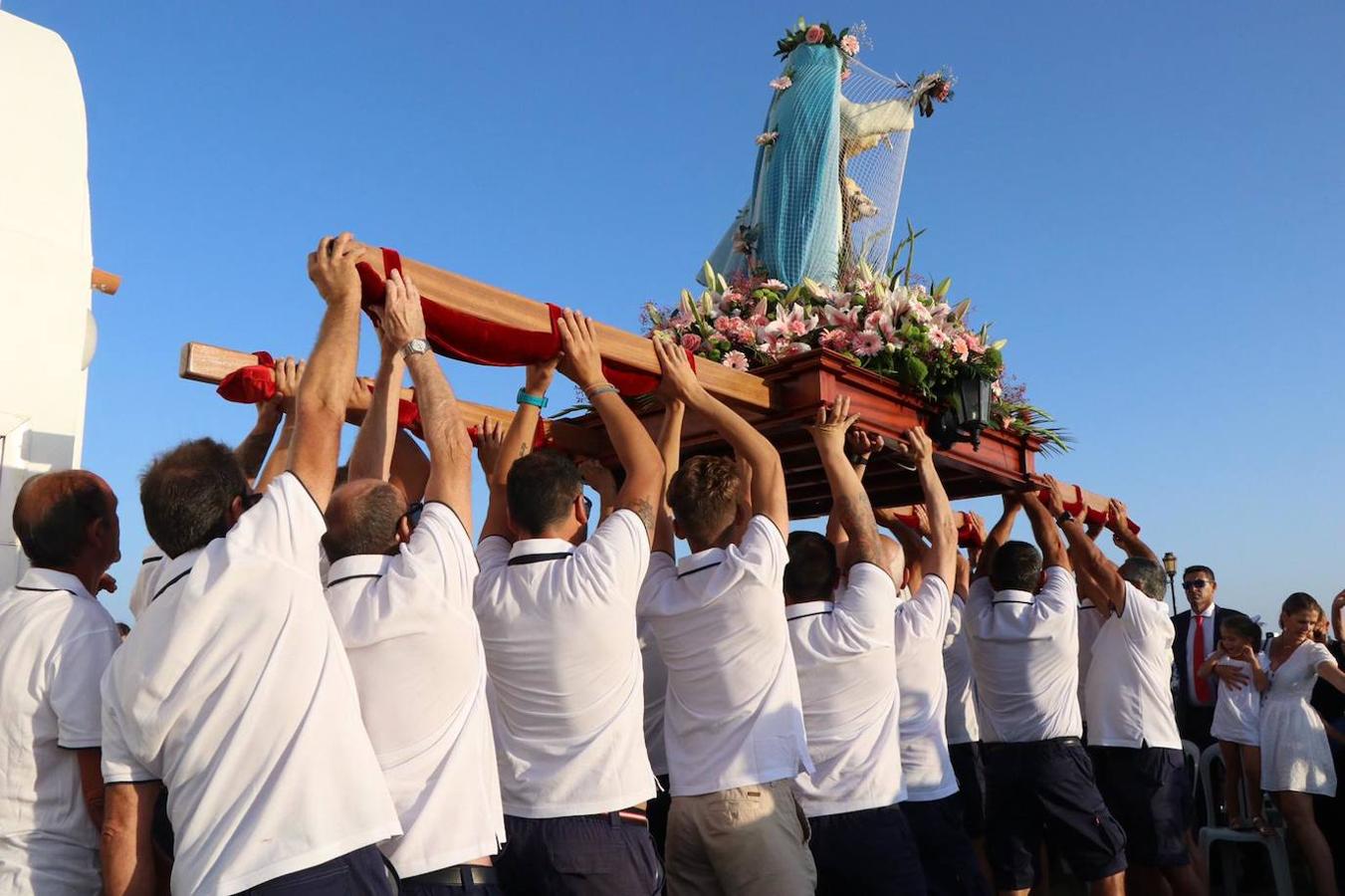 Los núcleos de Balerma y Almerimar acogieron la celebración en la tarde noche de ayer de la tradicional misa y procesión de la Virgen del Carmen, patrona de los marineros y de estos dos enclaves ejidenses. A las 20 horas arrancó en ambos núcleos la Santa Misa y a su finalización, las imágenes procesionaron tanto a pie como a bordo de un barco por la costa de Balerma y Almerimar.