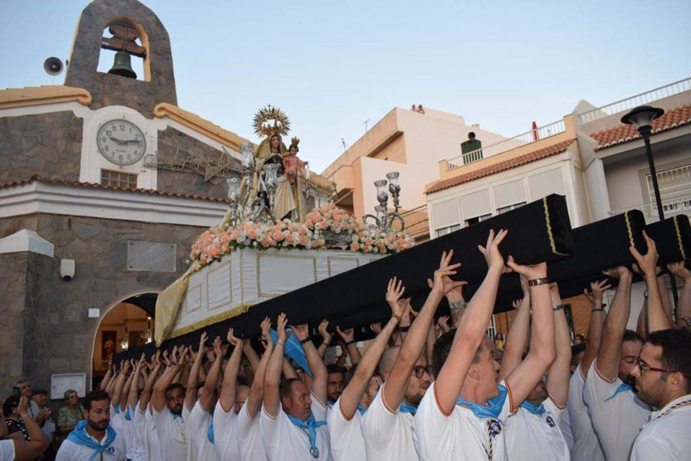 Los núcleos de Balerma y Almerimar acogieron la celebración en la tarde noche de ayer de la tradicional misa y procesión de la Virgen del Carmen, patrona de los marineros y de estos dos enclaves ejidenses. A las 20 horas arrancó en ambos núcleos la Santa Misa y a su finalización, las imágenes procesionaron tanto a pie como a bordo de un barco por la costa de Balerma y Almerimar.