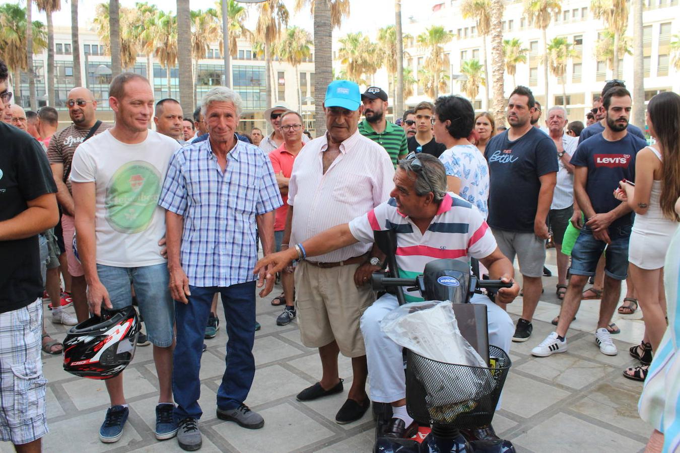 Son muchas las generaciones que en las cuatro décadas aproximadamente que tiene de historia el taller de motos de Antonio López, más conocido como 'Antoñico El Mosca', han pasado por su taller para arreglar una rueda de bici pinchada, arreglar una moto o incluso otro tipo de motores. El sábado por la mañana la Plaza Mayor de El Ejido se convirtió en una muestra de ello, con niños, jóvenes, adultos y personas mayores arropando y dando su apoyo a este mecánico de sesenta años y a su hijo Gabriel López, que es quien actualmente regenta el taller, ayudado por su padre. 