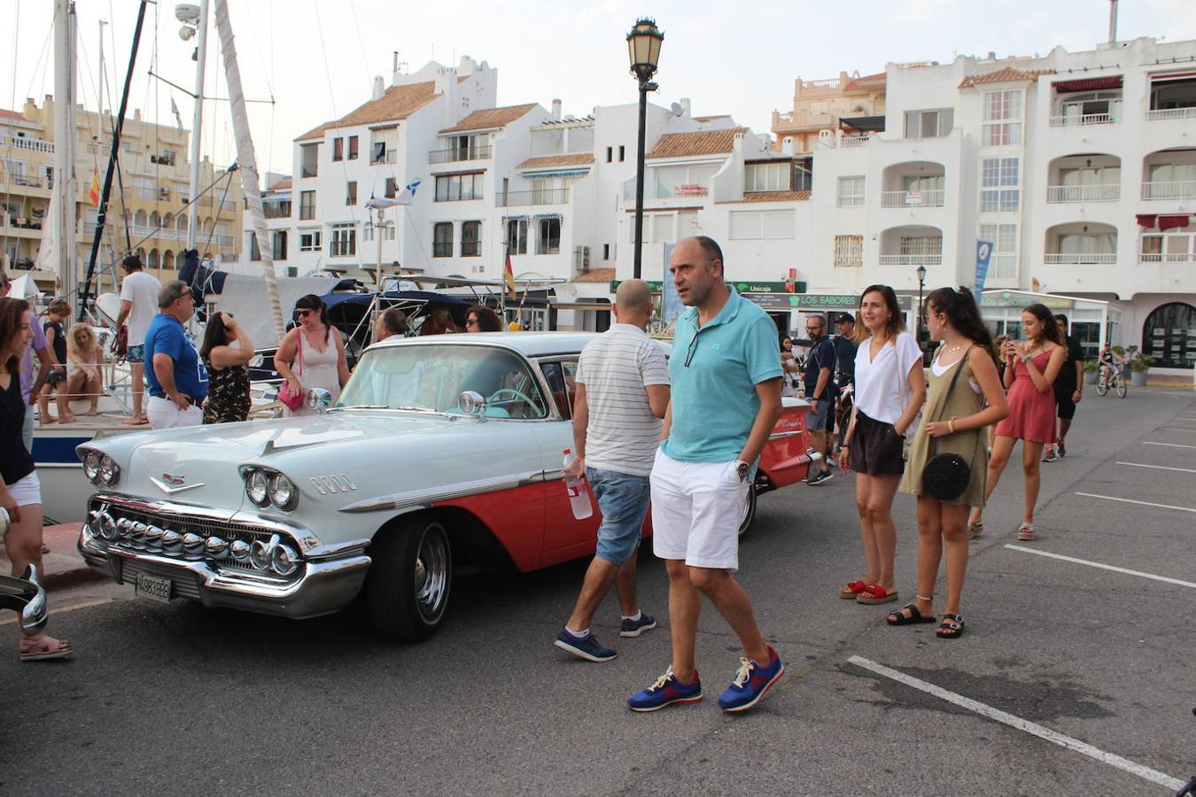 El núcleo de Almerimar viajó el viernes por la noche en el tiempo de regreso a principios del pasado siglo y hasta los años 60, con la VIII Concentración de Coches Clásicos y Antiguos. Una propuestas de la que formaron parte cerca de una veintena de vehículos llegados tanto desde diferentes puntos de la provincia de Almería, como de provincias limítrofes y cercanas, organizada por la concejalía de Turismo del Ayuntamiento de El Ejido y el Club de Vehículos Antiguos de Almería, con la colaboración de la Junta Local.