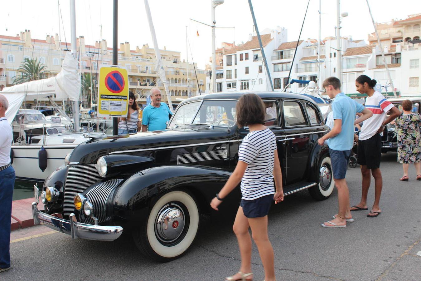 El núcleo de Almerimar viajó el viernes por la noche en el tiempo de regreso a principios del pasado siglo y hasta los años 60, con la VIII Concentración de Coches Clásicos y Antiguos. Una propuestas de la que formaron parte cerca de una veintena de vehículos llegados tanto desde diferentes puntos de la provincia de Almería, como de provincias limítrofes y cercanas, organizada por la concejalía de Turismo del Ayuntamiento de El Ejido y el Club de Vehículos Antiguos de Almería, con la colaboración de la Junta Local.