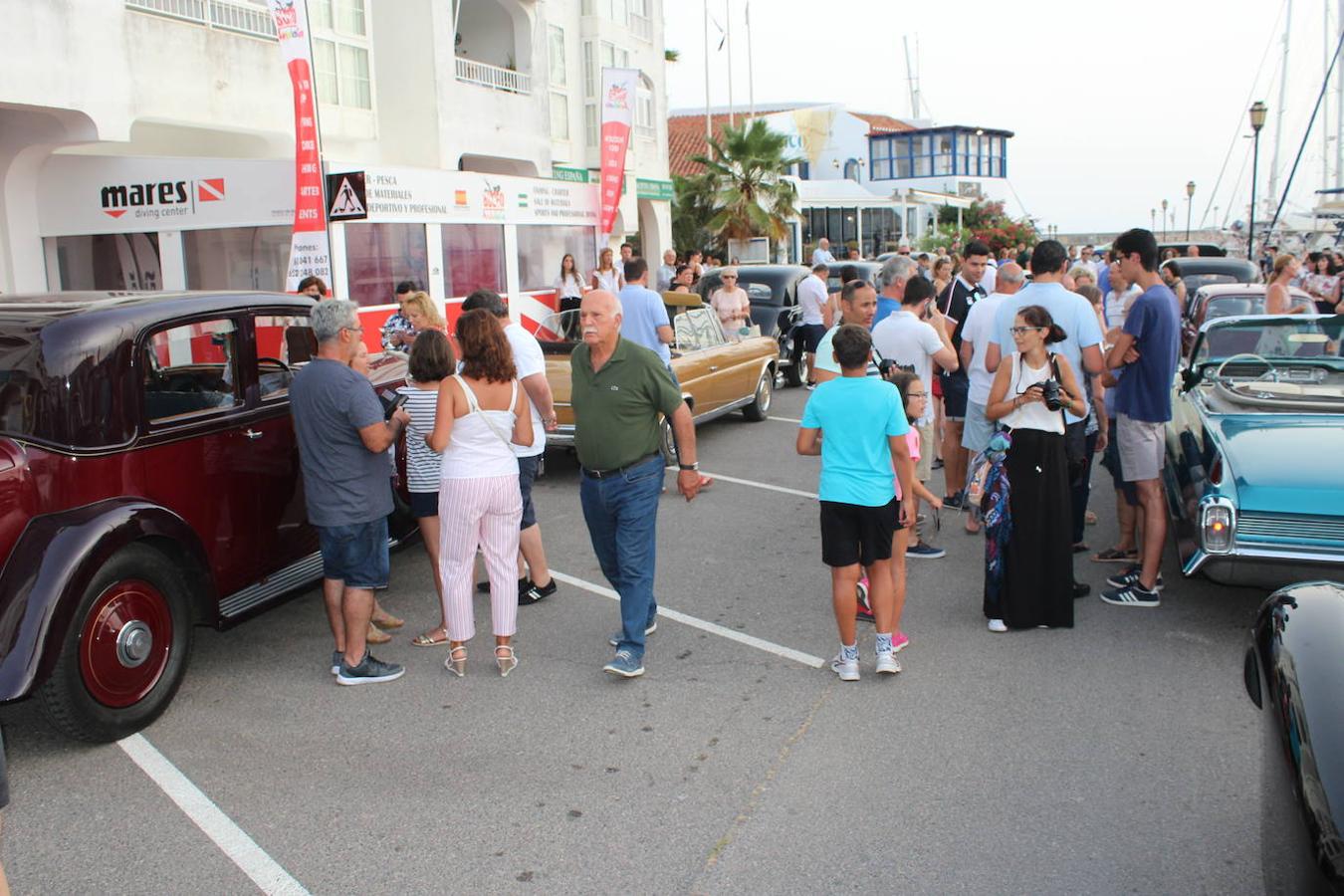 El núcleo de Almerimar viajó el viernes por la noche en el tiempo de regreso a principios del pasado siglo y hasta los años 60, con la VIII Concentración de Coches Clásicos y Antiguos. Una propuestas de la que formaron parte cerca de una veintena de vehículos llegados tanto desde diferentes puntos de la provincia de Almería, como de provincias limítrofes y cercanas, organizada por la concejalía de Turismo del Ayuntamiento de El Ejido y el Club de Vehículos Antiguos de Almería, con la colaboración de la Junta Local.